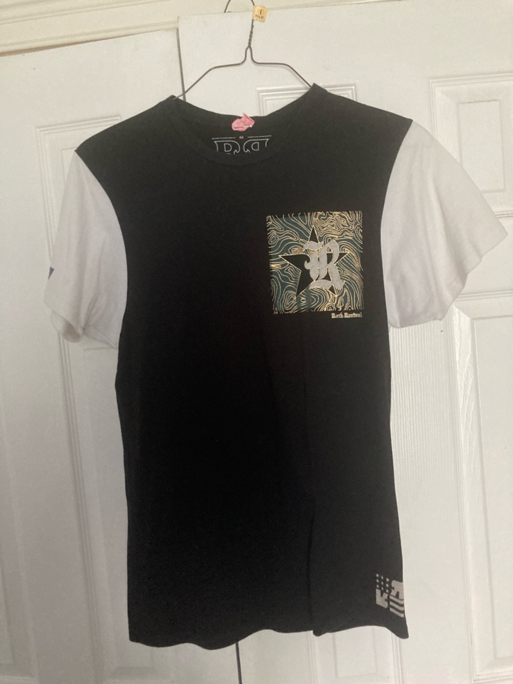 Men’s Rock Revival Shirt
Size M
Green/Black/Gold